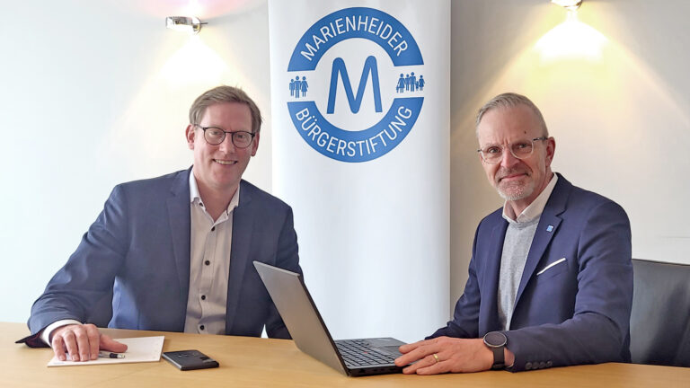 2025_10_31_Vorstand mit Banner_02_neu